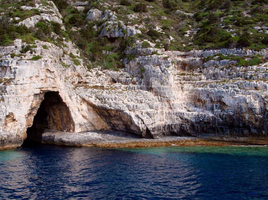 Mljet'in Siyah Kireçtaşı Boğazında Kürek Çekmek