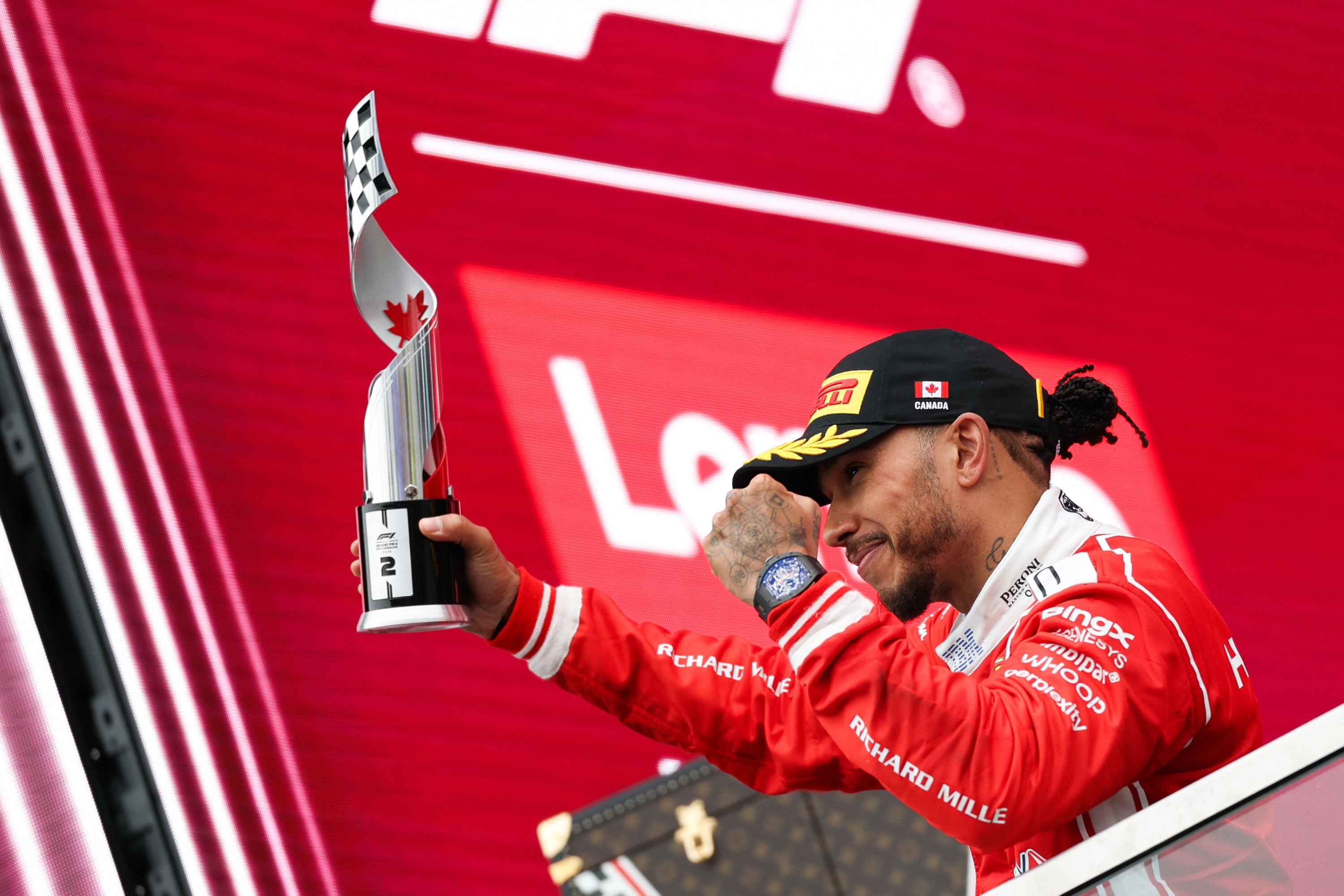 Hamilton, Kanada'da Ferrari ile ilk podyumunu Verstappen'i geçerek aldı