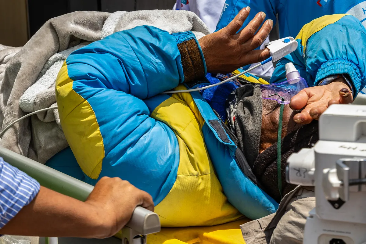 Everest Rehberi Çikolata Yiyip Buz Çiğneyerek Altı Günü Hayatta Kalıyor