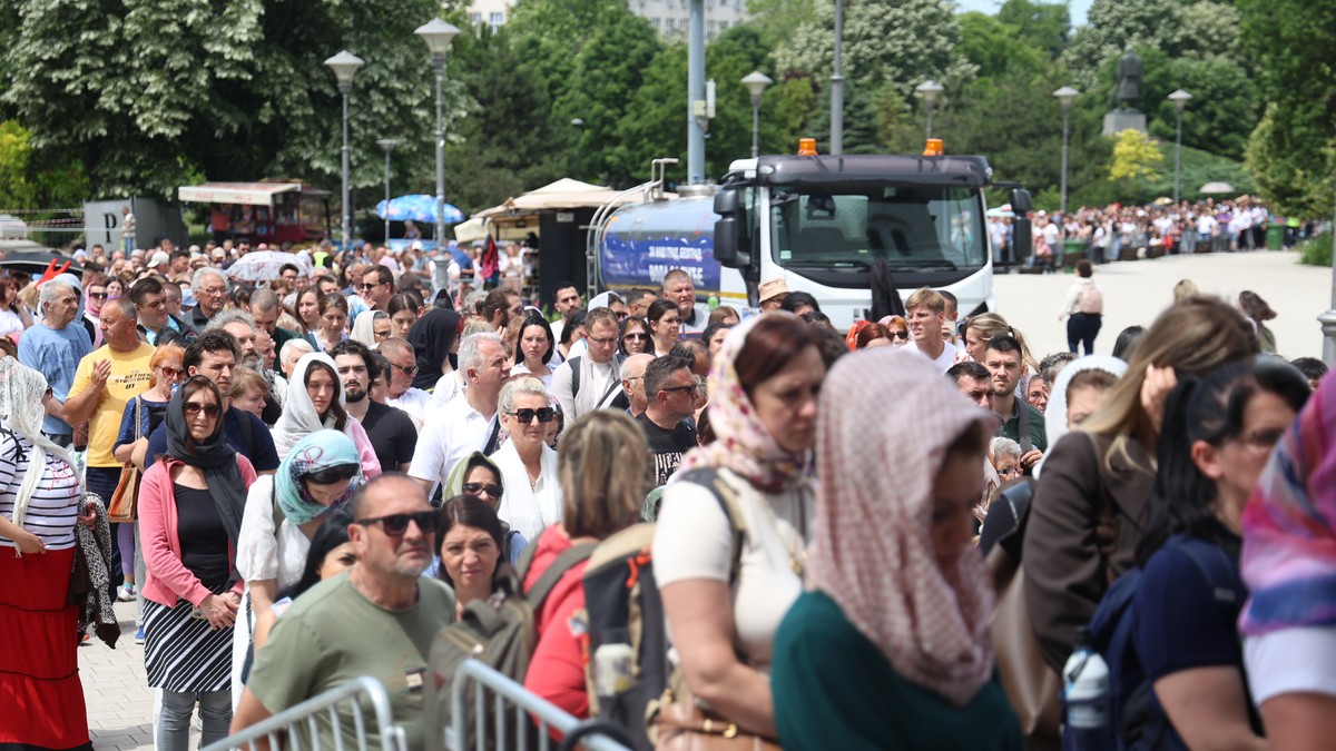 Azize Meryem'in Kutsal Kemeri 800.000 Hacının Ardından Belgrad'ı Ayrılıyor