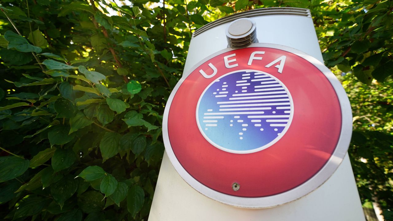 UEFA, Vestiyerde Oyuncularını Kilitleyen Antrenörü Hayat Boyu Yasaklıyor