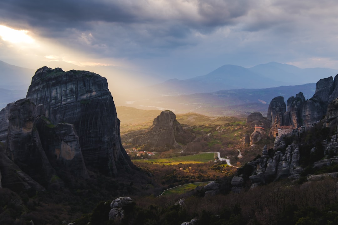 Meteora: Tesalya'nın Taş Sütunlarında Hayaletlerin Peşinde