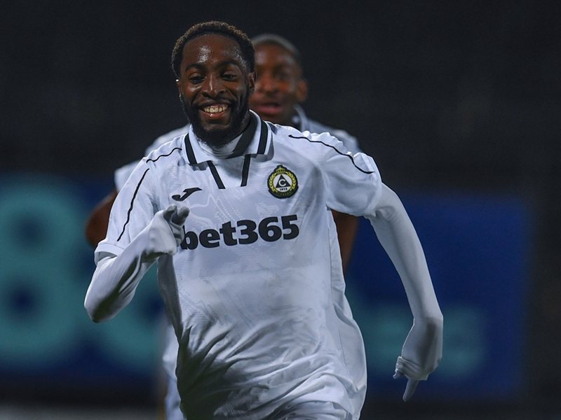 CSKA'nın Isak Sole, Levski Oyuncularıyla Şampiyonluğunu kutluyor