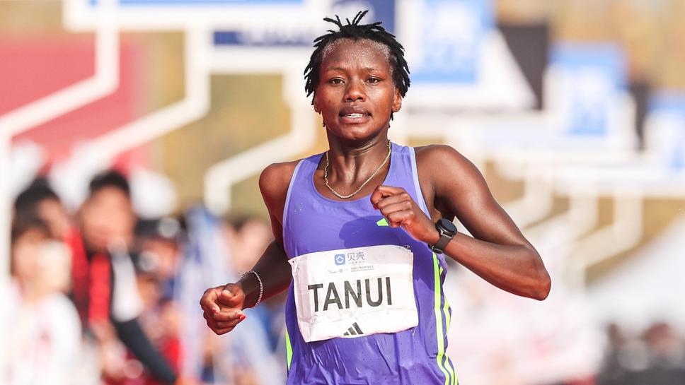 Tanui, Kenyalı istilayla Prag Maratonu'da sezonun ilk podiyumunu kazanıyor