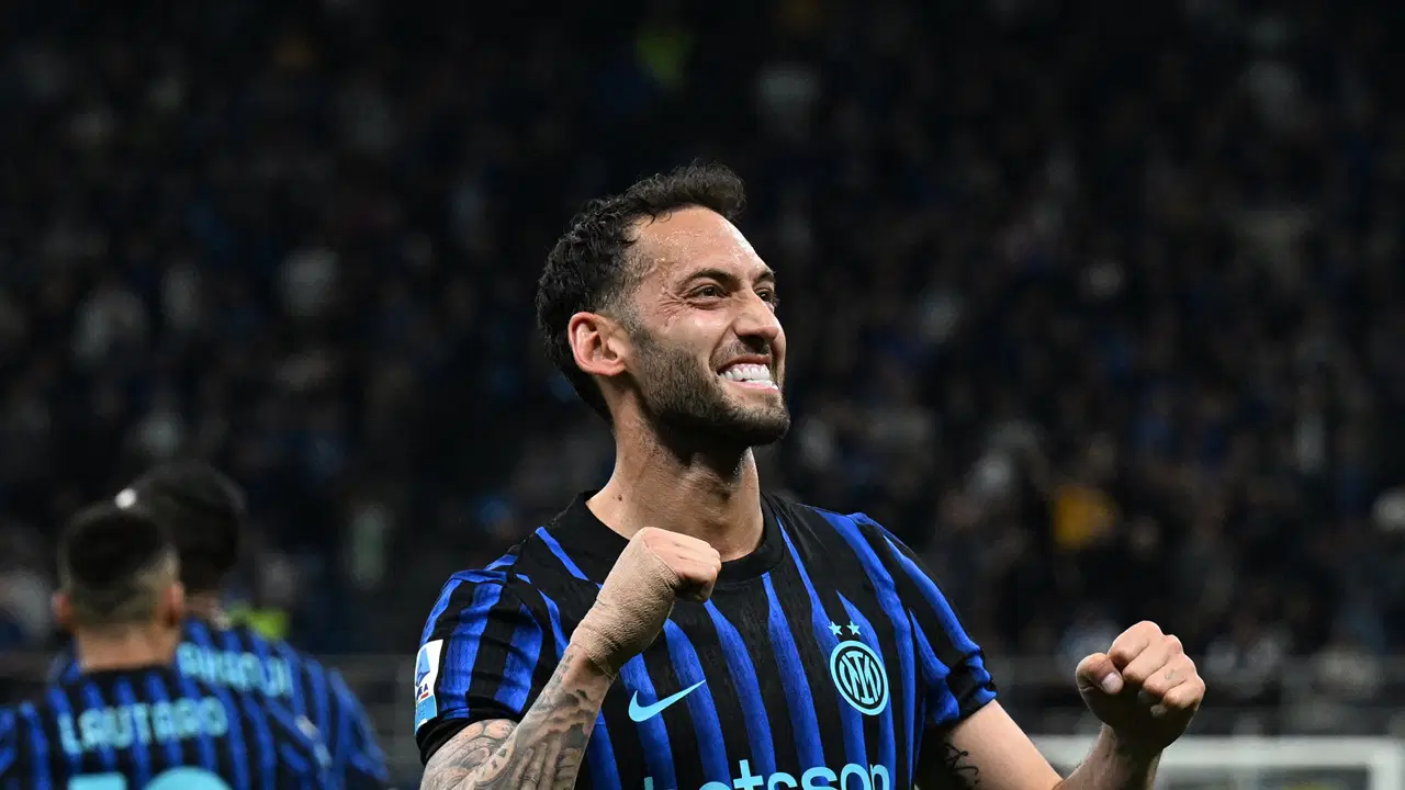 İtalyan Efsane Vieri Hakan Çalhanoğlu'yu Övüyor: "Dünyanın En İyi Beş Orta Sahası Arasında"