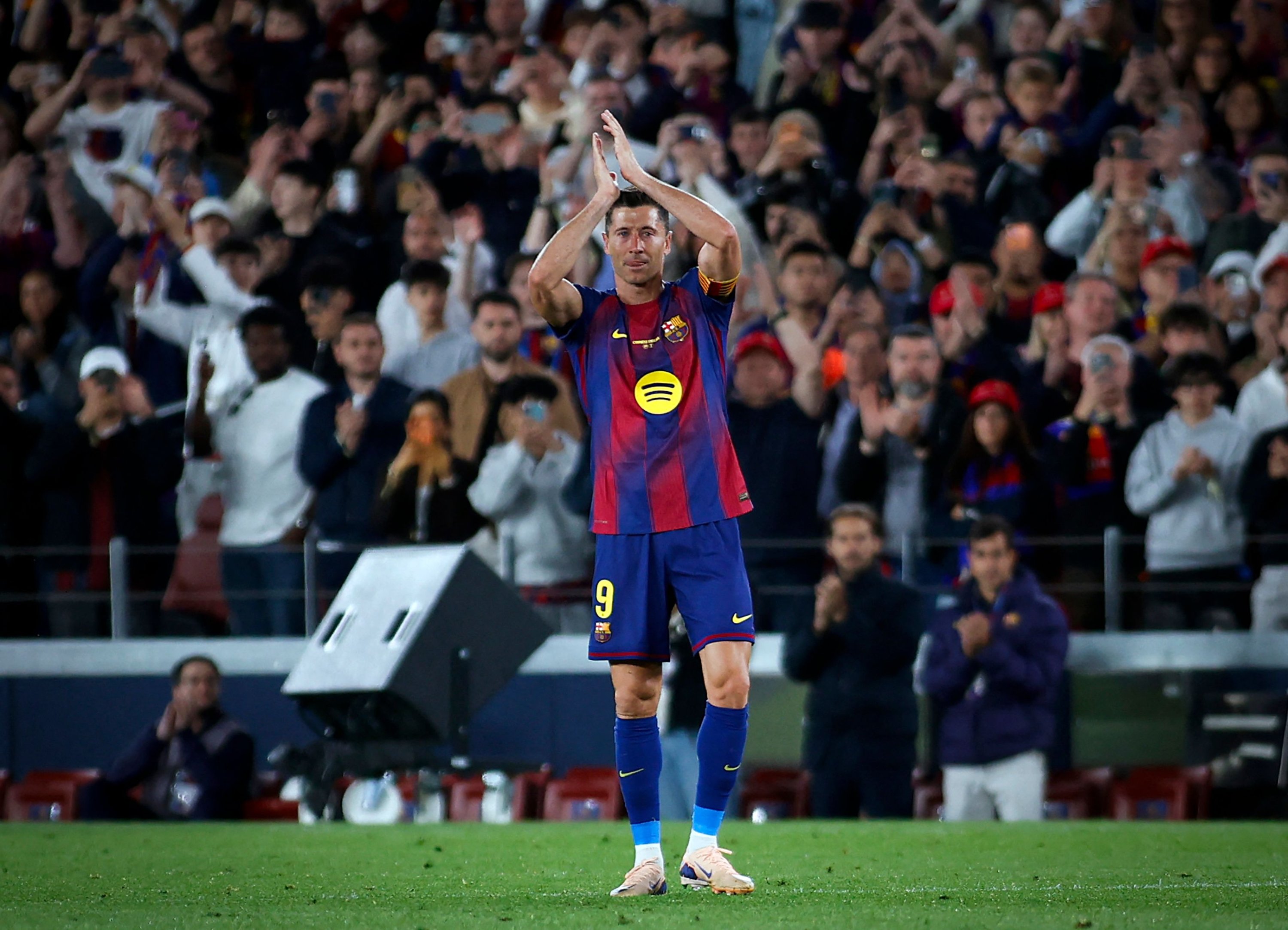 Lewandowski'nin Duygusal Farewellı, Barça'nın Tamamlanan Ev Sezoni