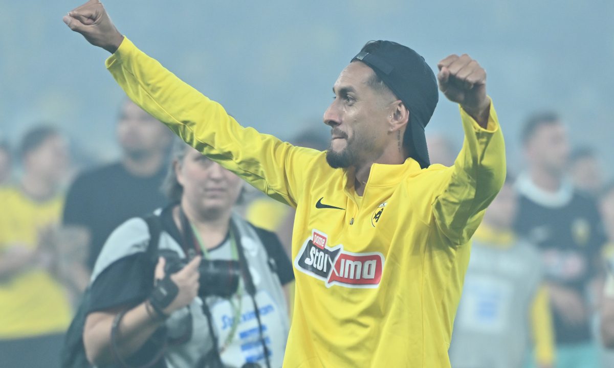 AEK: İki Brezilya Kulübü Peréira Üzerinde