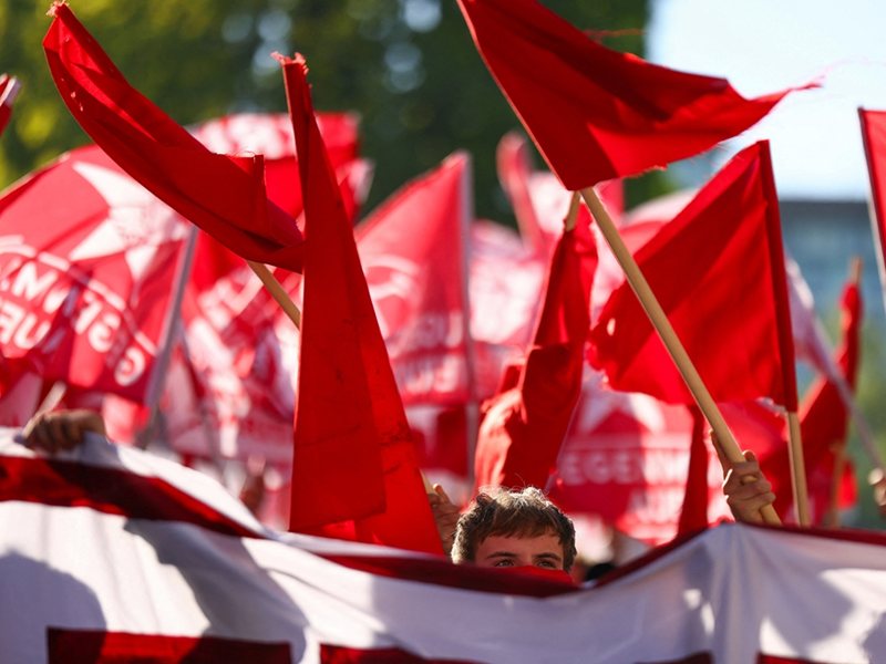 Alman Çalışanları Sağlık ve Sosyal Hizmetlerdeki Harcamaların Azaltılması Planı Karşısında Protesto Etti