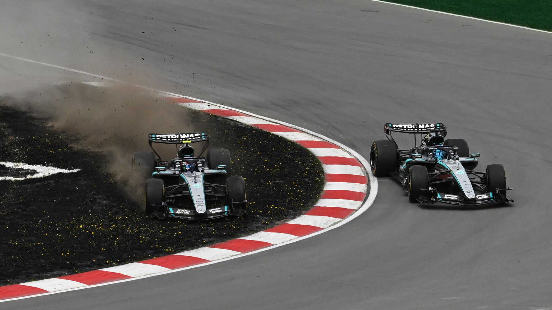 Russell, Kanada Grand Prix Sprint'i Kontroverstinin Ortaında Kazanır