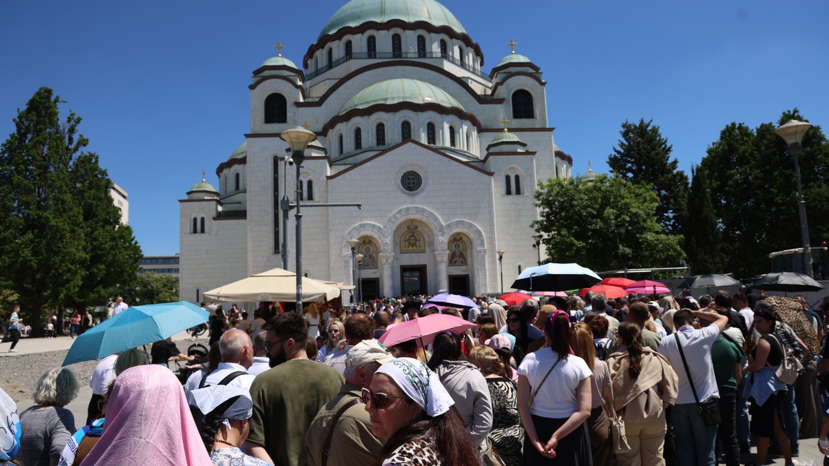 Azizanne’nin Kutsal Kemeri için Belgrade’de 6 Saatlik Kuyruklar
