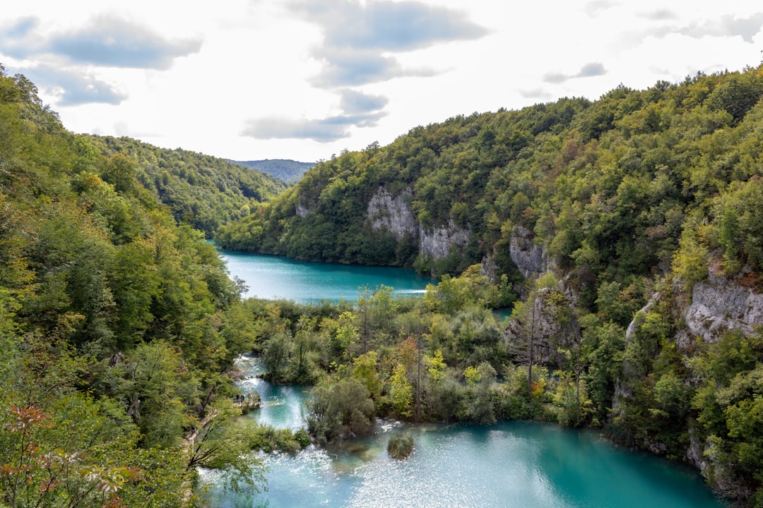 Ekim Ayında Plitvice Gölleri: Ateş, Sis ve Fırtına Öncesi Sessizlik