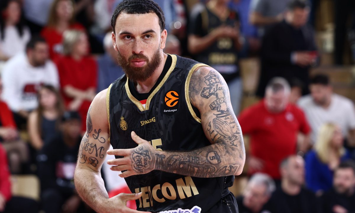 Mike James Barcelonaya Imza Attı!