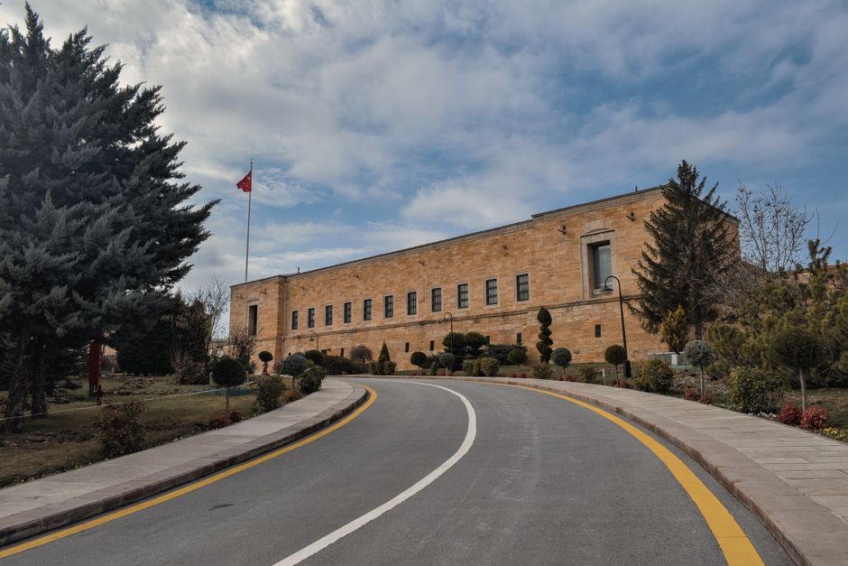 Ankara Esenboğa Havalimanı aylarca kapanmanın ardından ticari uçuşlara yeniden açıldı