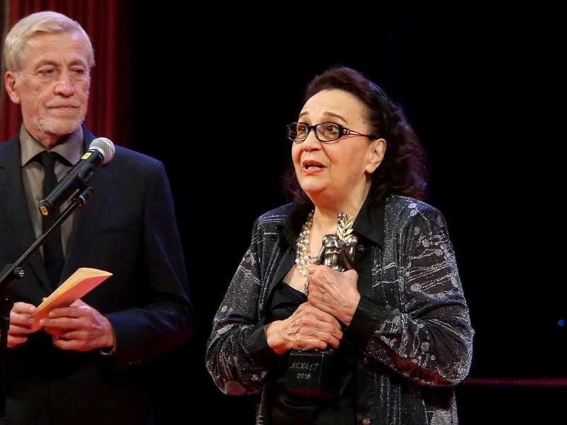 Maria Stefanova Tiyatronun İçinde Uykuya Daldı, Ancak Şimdi Yeni "Askeer" ile Anadil Kraliçesi