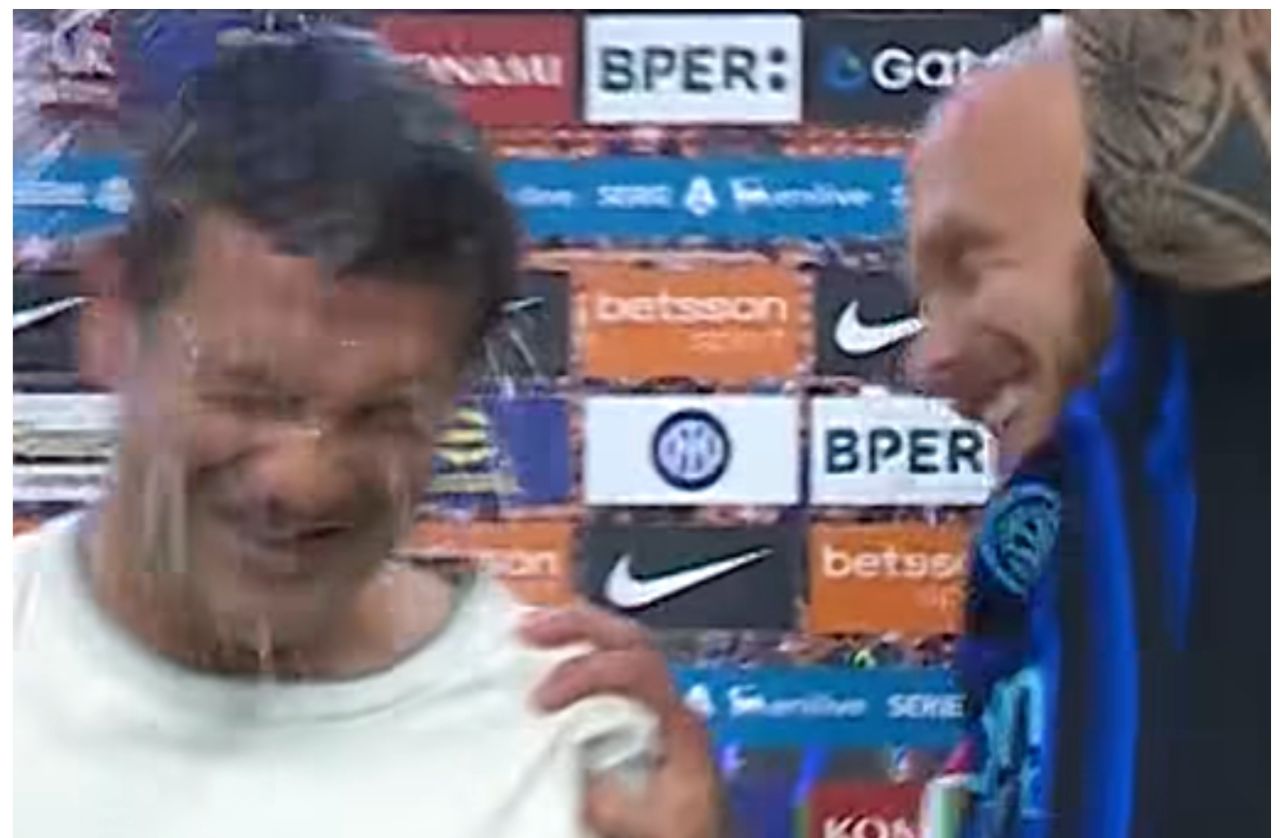 Romanyalı Antrenör Cristi Chivu, Inter'in 21. Başarı Trofusunu Şampanya ile Sürdürüyor