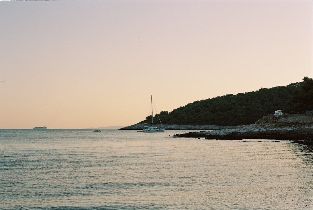 Hvar Adası: Lavanta Hali, Adriyatık Sıcaklığı ve Gece Yaşamı Hakkındaki Gerçek