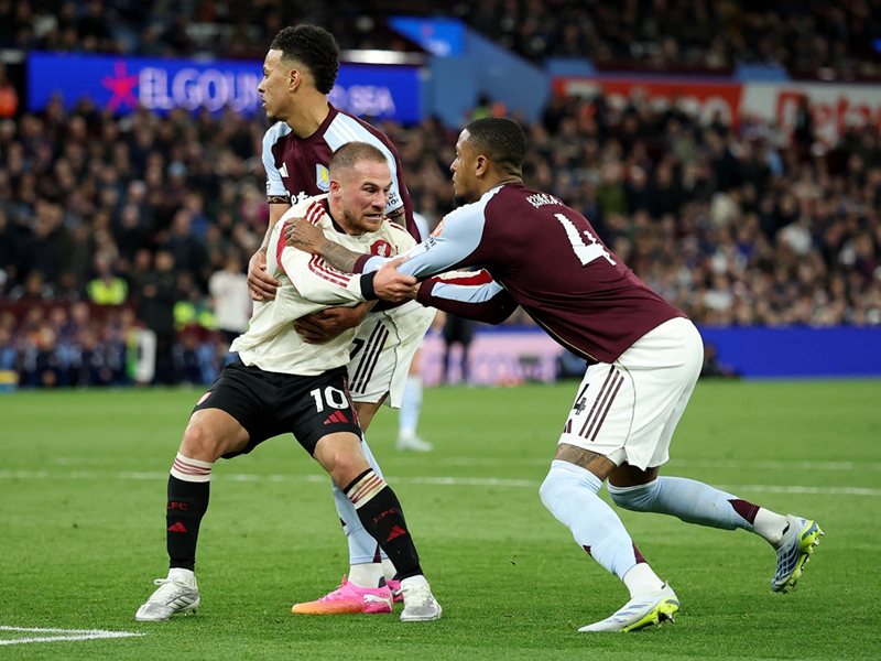 Aston Villa Liverpool'i 4-2 Yenildi Birmingham'de