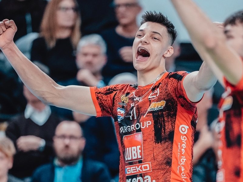 İranlılar Bulgar Yıldızı Alex Nikolov'u Asya Şampiyonaları Finali İçin Arıyor