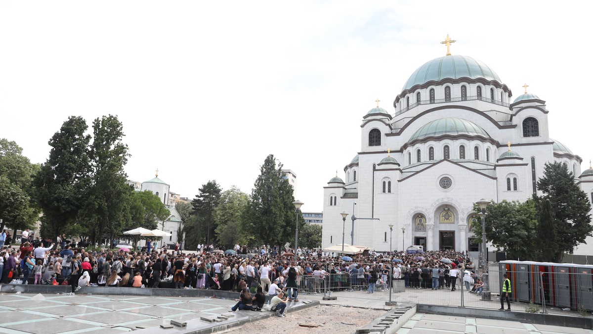 10 Saat Bekleme: İnananlar Kutsal Kuşağı Saygılamak İçin Sıcaklığa Dayanıyor