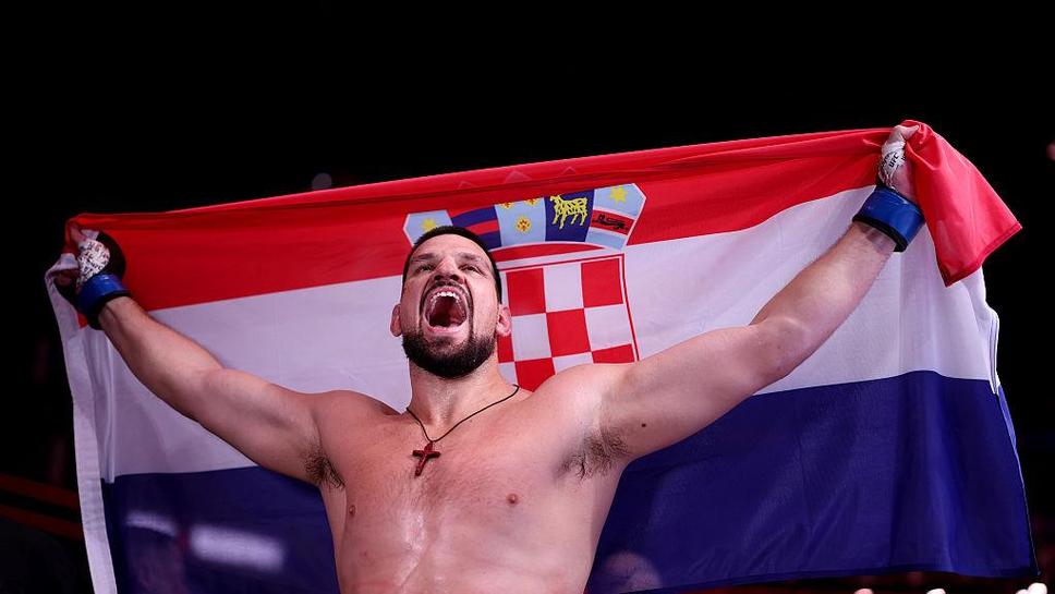 Balkan Boxerı Dagestanlı Rivalini Pert'te Nokaut Etti