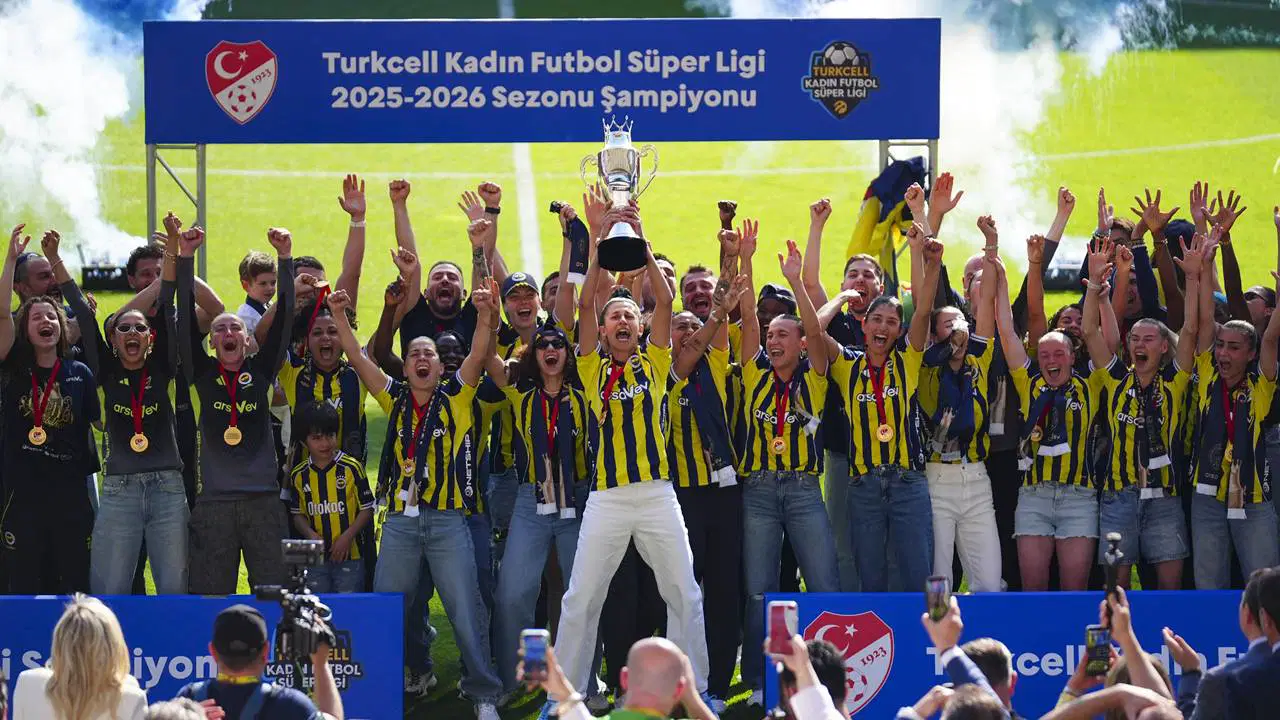 Fenerbahçe ArsaVev İlk Kadın SüperLigi Kupasını Kaldırdı