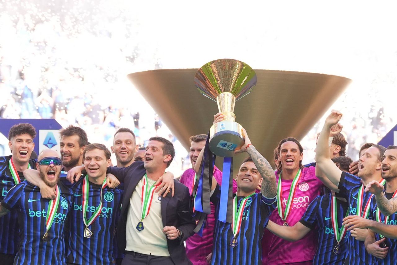 Inter Milano 21. Serie A Başarısını Şampanya ile Şarkıya Döktü!
