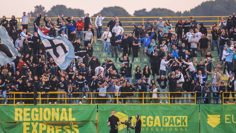 Armada Pula'daki Maça Ortasında Stadyumdan Çıkar