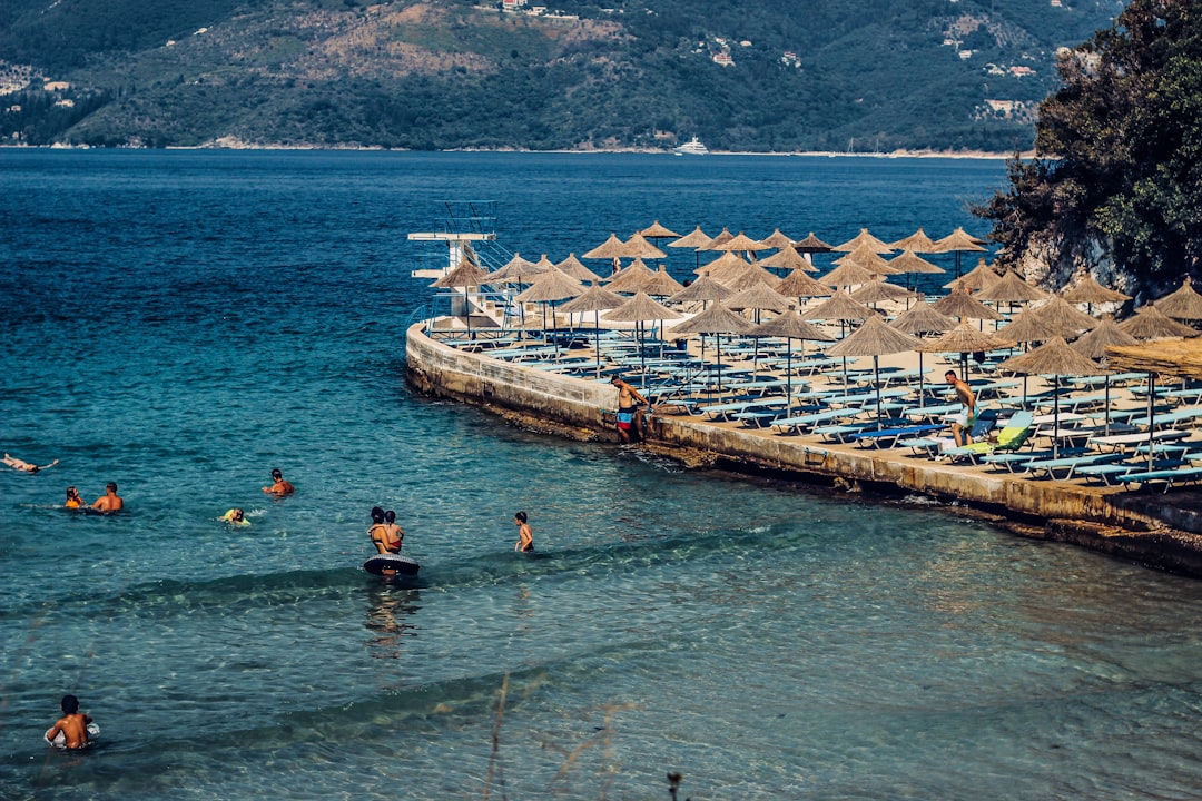 Ksamil'in Beyaz Kumları Aslında Ezilmiş Kabuklar: Arnavutluk'un En Ünlü Plajlarının Arkasındaki Gerçek