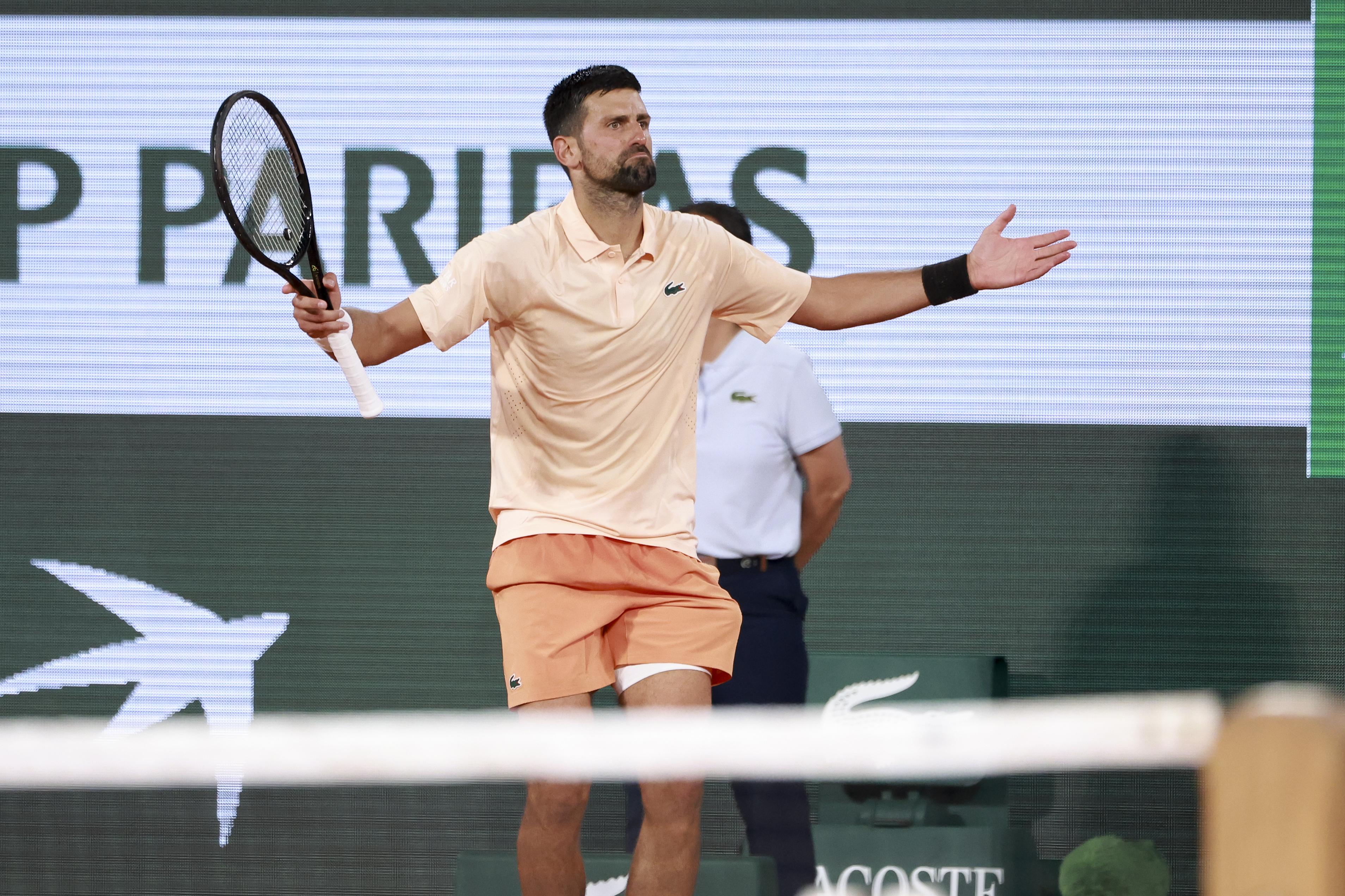 Djokovic şoku atlatır ve Paris'te ikinci tura yükseldi