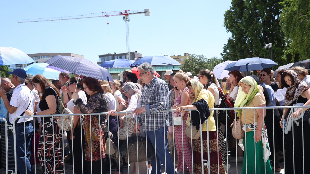 Binlerce kişi St. Sava Tapınağı'nda kutsal bir reliği ziyaret etmek için sıcağa katlanıyor