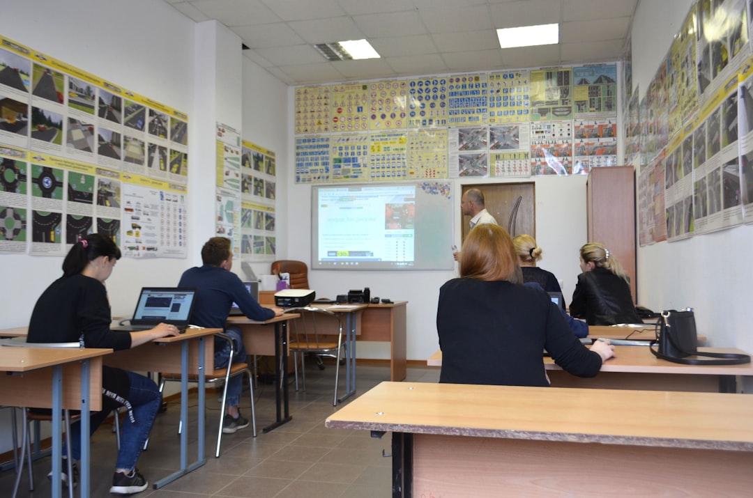 Bulgaristan Eğitim Bakanı, okul takvimi ve reform planları nedeniyle siyasi eleştirilerin odağı oldu