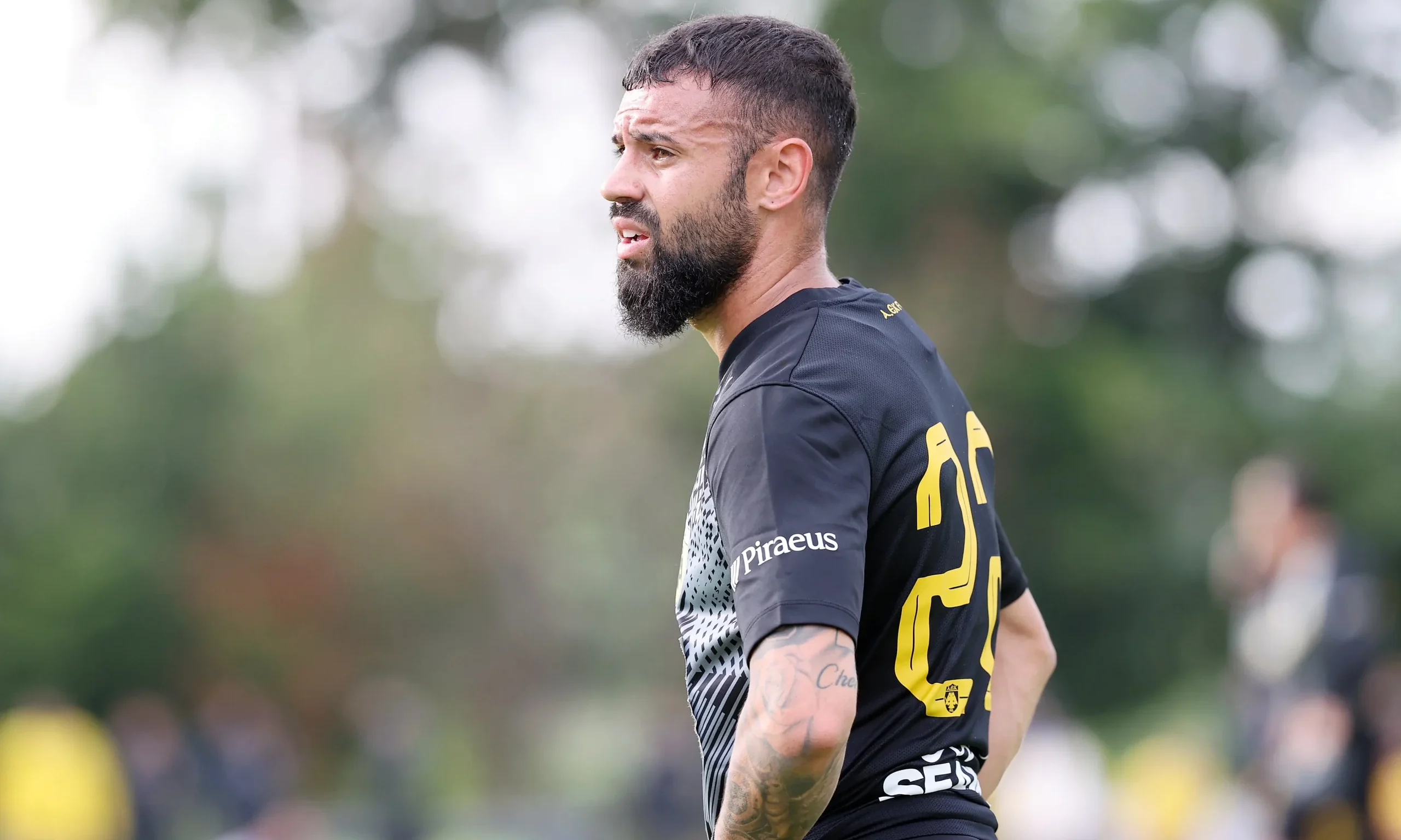 Aris, sözleşme görüşleri sırasında AEK oyuncusu Paulo Fernandes'i hedefliyor