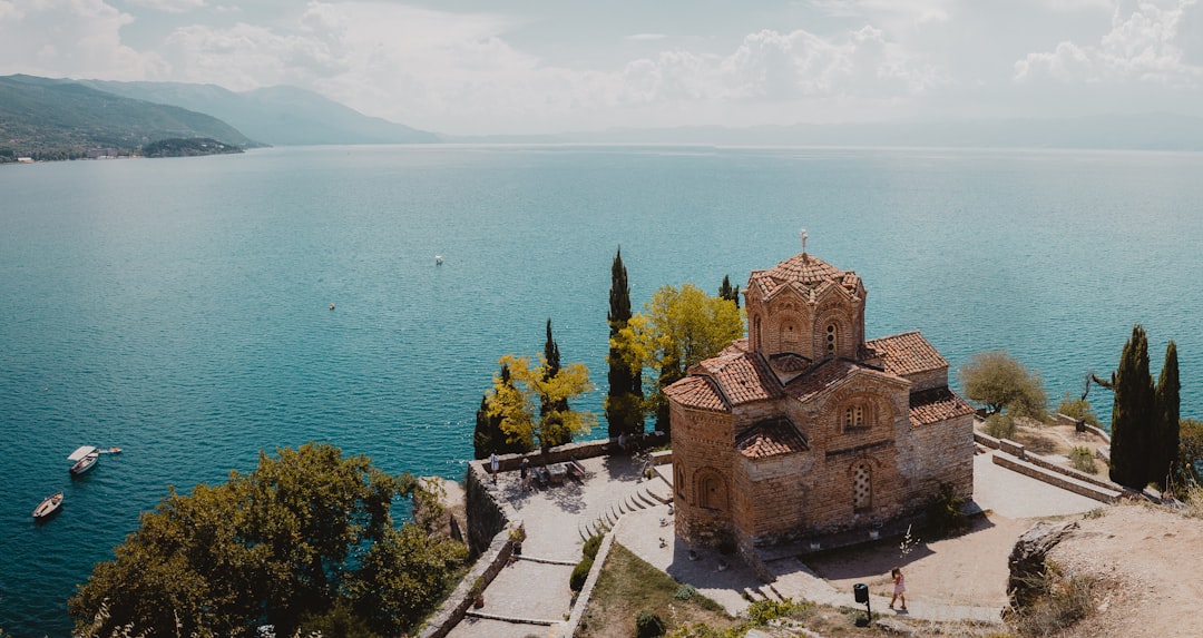 Soluk Azizlerin Peşinde: Göl Ohrid'de Bizans Freskleri Arasında Gonzo Bir Hac Yolculuğu