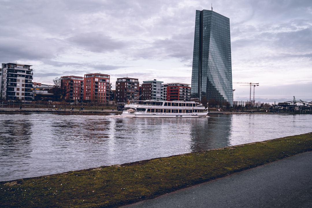ECB Faiz Oranlarını %3,15'e İndirdi: Enflasyon ve Balkan Büyümesi Hakkında Tartışmalar Başlattı