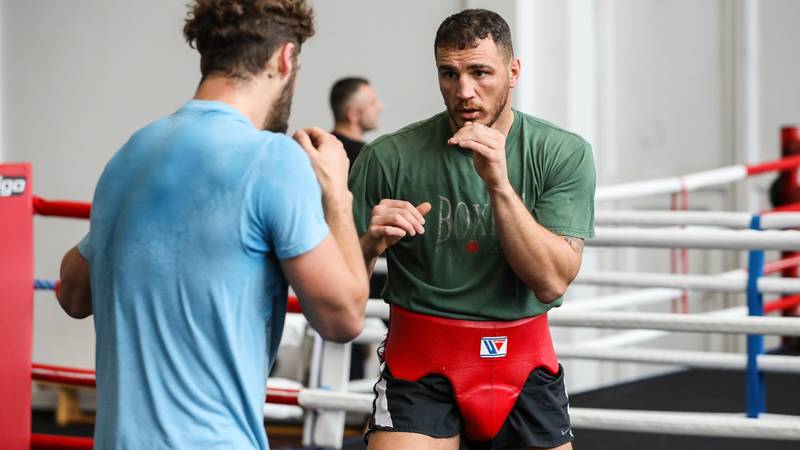 Usyk - Verhoeven Maçı'nın Durdurulması Hakem Tutarlılığı Tartışmasını Ateşledi