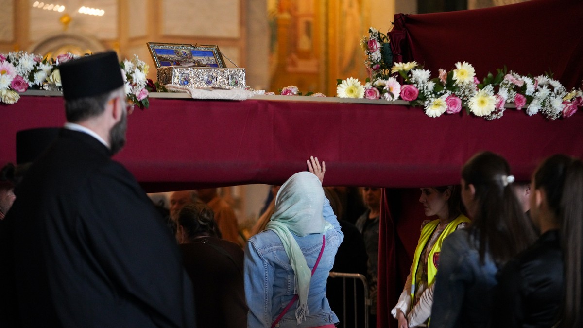 Azize Anne'in Kutsal Kemerinin Sırbistan'dan Ayrılışı: 800.000 Kişi Yüklendi