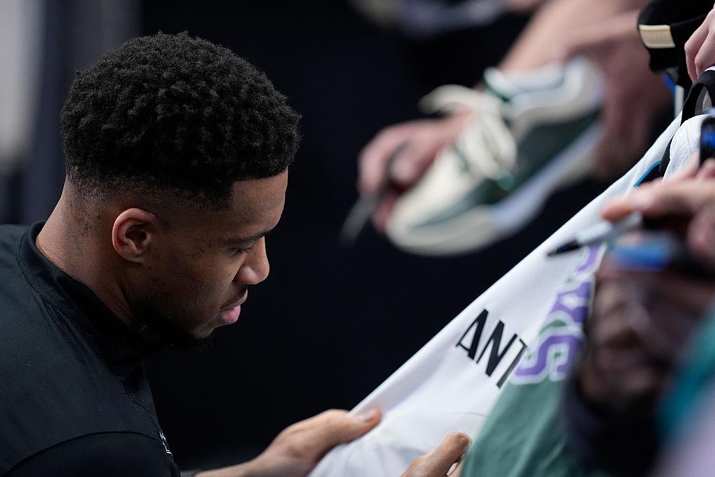 NBA Oyuncuları Giannis Antetokounmpo'nun Yeni Sezonda Milwaukee Bucks ile Başlaması Konusunda İnanıyor