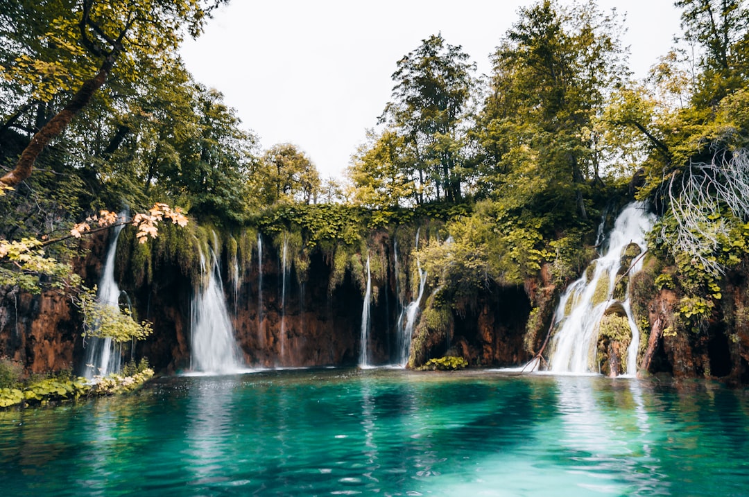 Plitvice Göl Milli Parkı'nda Şelalelerin ve Sessizliğin Peşinde