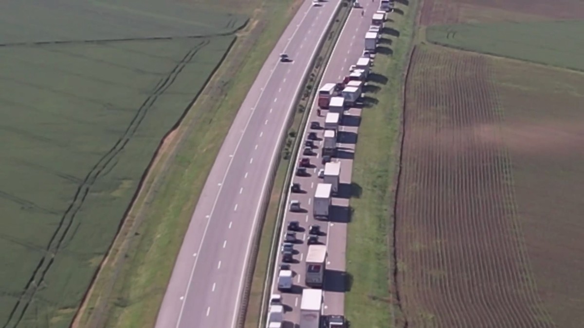 Subotitsa-Novisad Otobanı: Kamyonun Yere Yatması Kilometrelerce Trafik Engeli Yarattı