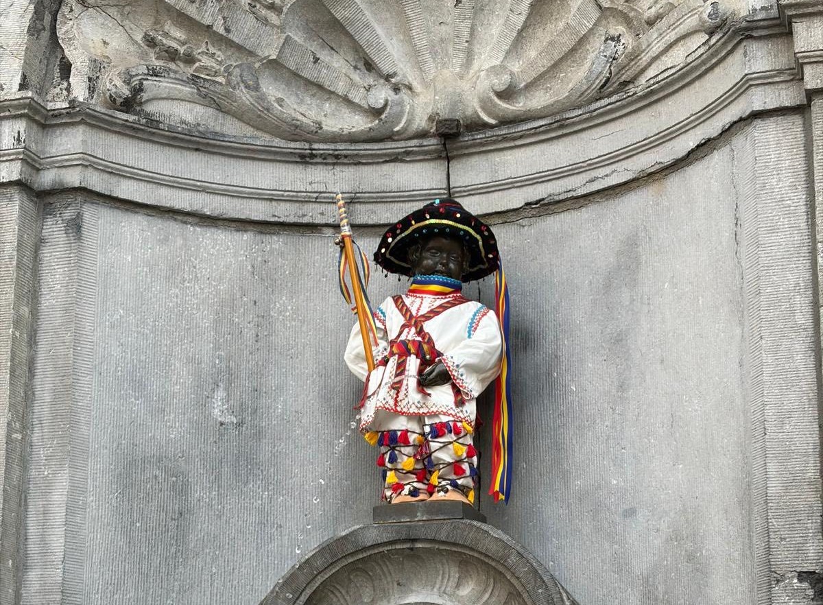 Brüksel'deki Manneken Pis, Romanya Trafik Gözlüğü Günü'nde Romanya Trafik Gözlükleri ile Giyindi