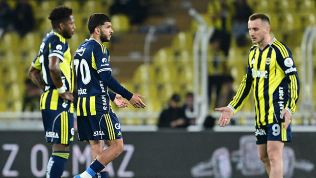 Fenerbahçe Oyunu Değişikliklerinden Ötürü Protesto Aldı