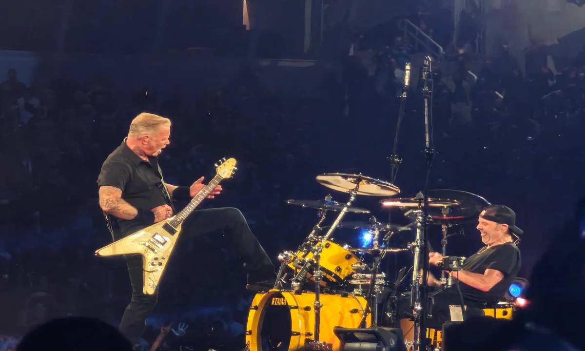 Metallica... Bir Yerde Oynamaz - OAKA'da Trips ve Zorbas'ı Oynadı