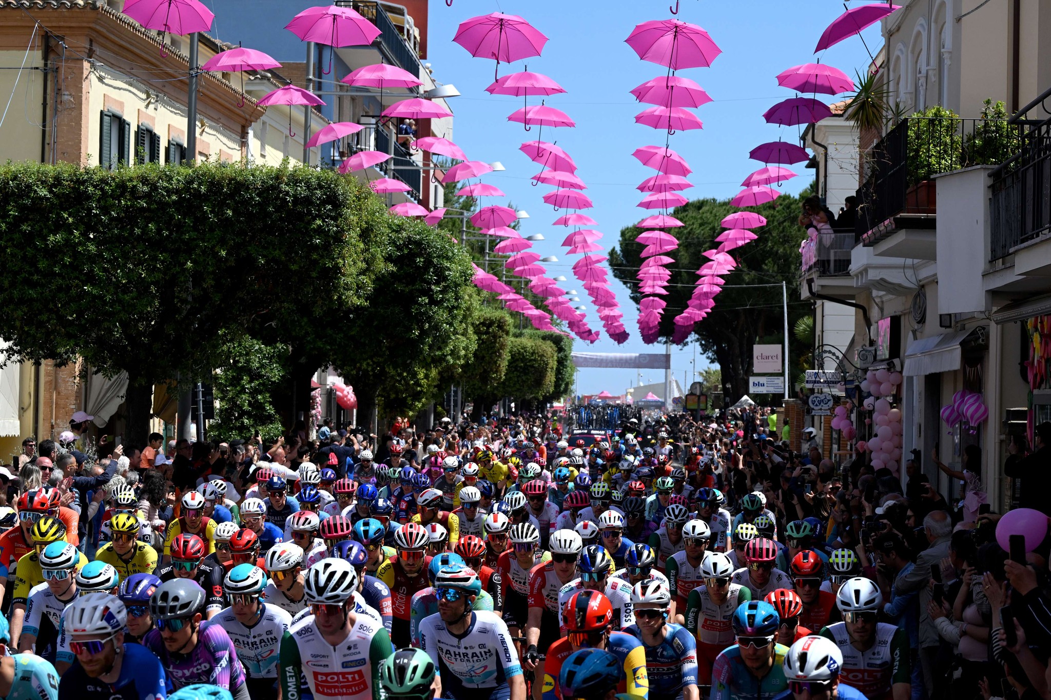 Giro d'Italia, Plovdiv'deki Ana Caddede Pembe İlanlarla Misafirleri Karşılıyor