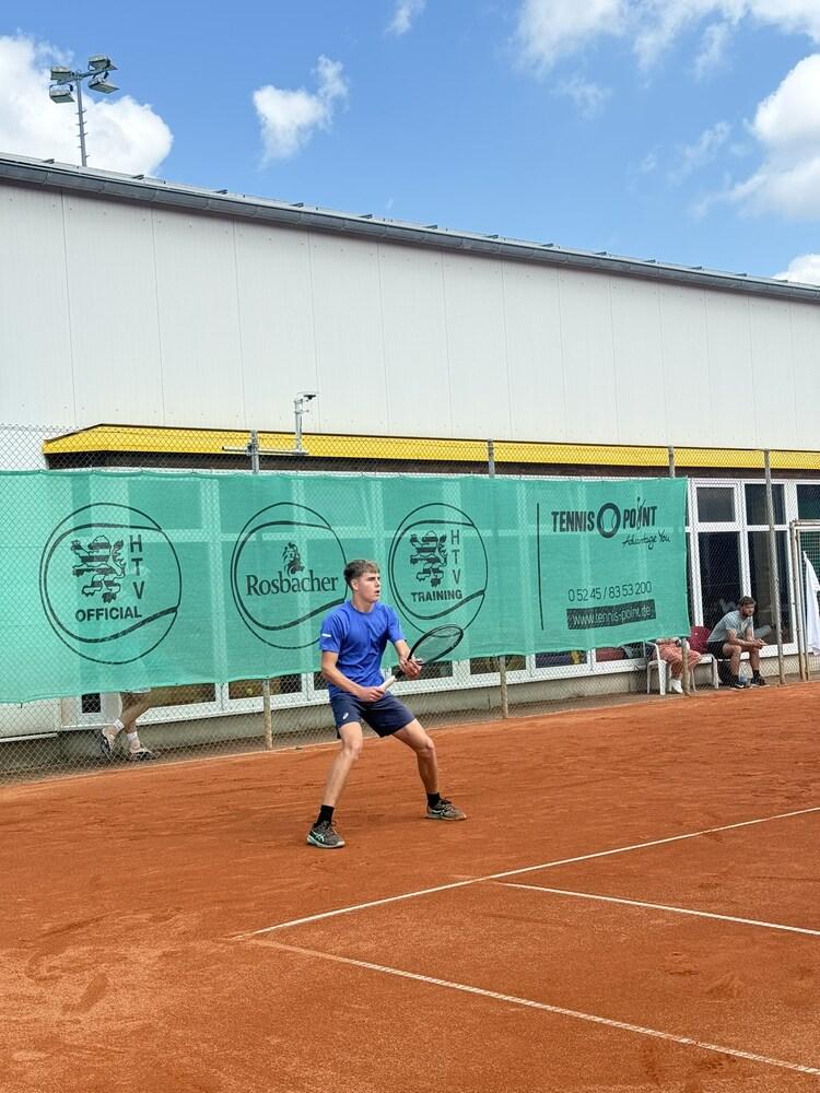 Dimitar Kisimov, Sırbistan'daki Toprak Alan Tenis Turnuvasında Başlangıçta Güçlü Performans Gösterdi