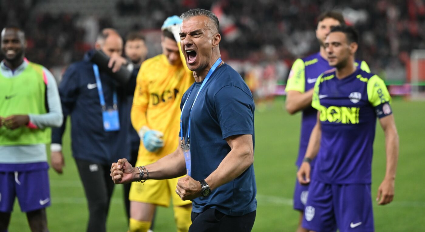 Daniel Pancu, Dinamo Taraftarlarına İkiz Haçlar Gösteriyor CFR Cluj'un Berabere Bitirisi Sonrası