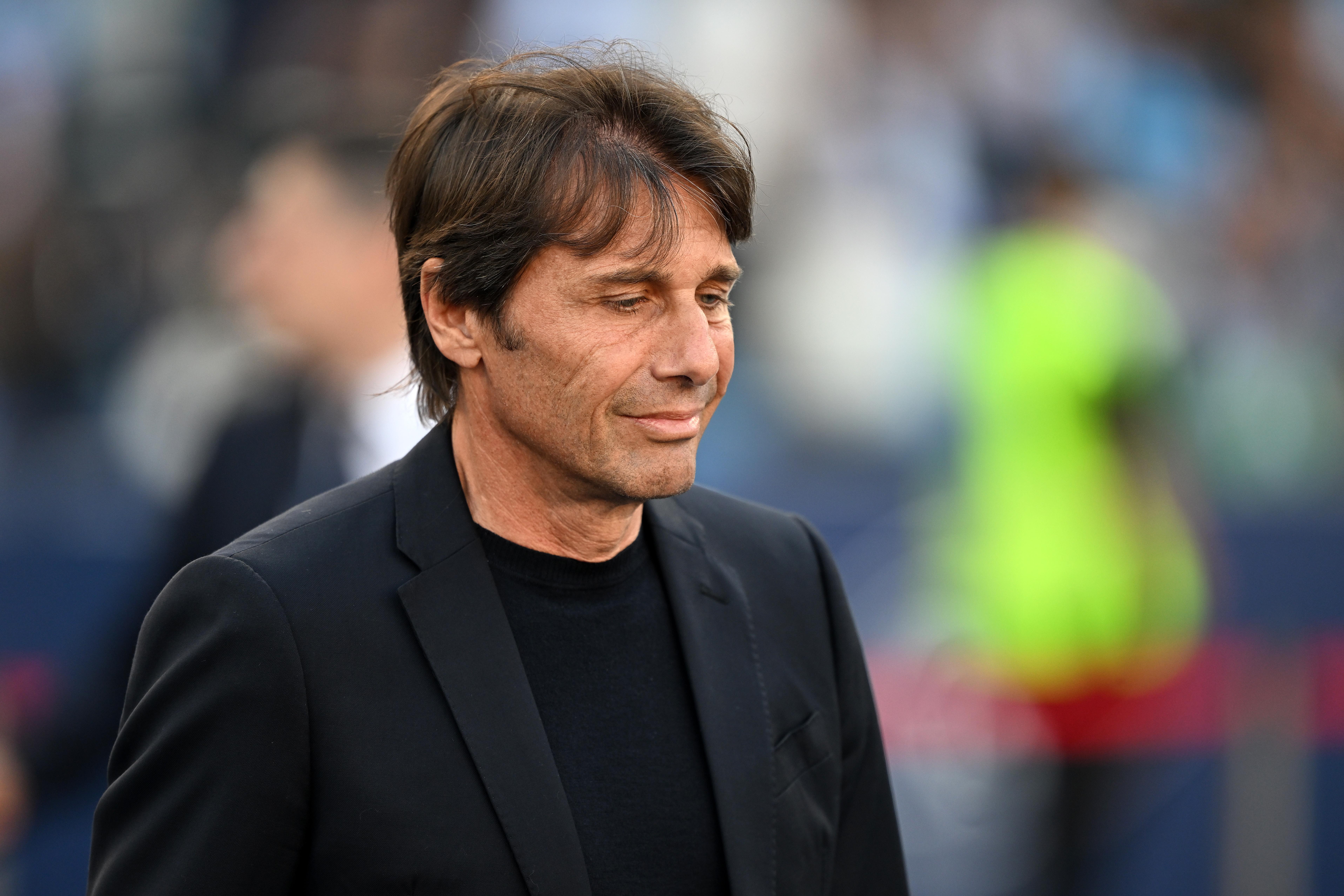 Conte Napoli'nin Kenarında