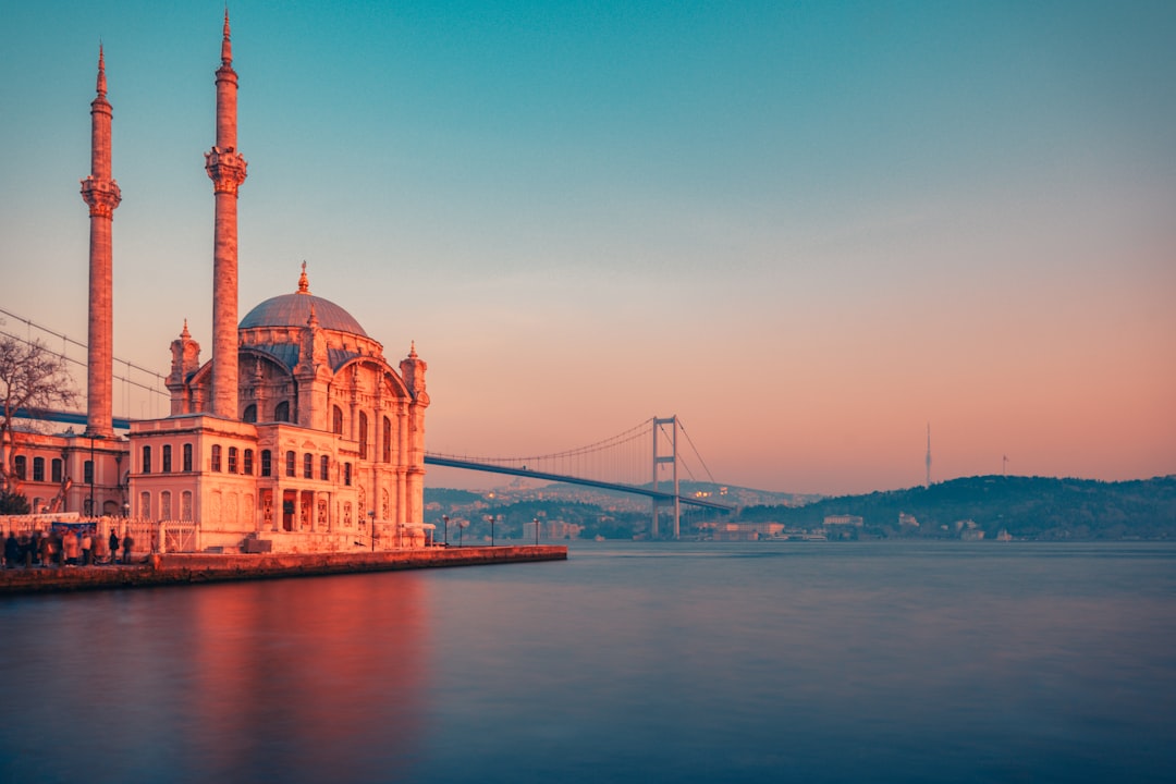 İstanbul: Boğaz'da Osmanlı İmparatorluğu ile Modern Kaosun Çarpıştığı Yer