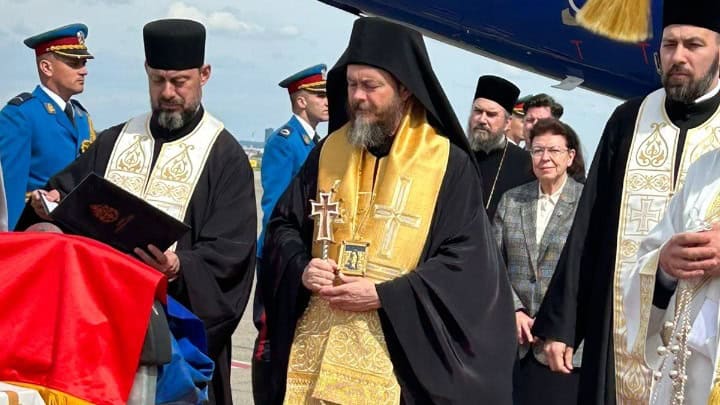 Aya Muntanın Hilandar Manastırı İnanç Nekileri Belgrad'a Sava Azizi Seremonisinde Sunuluyor