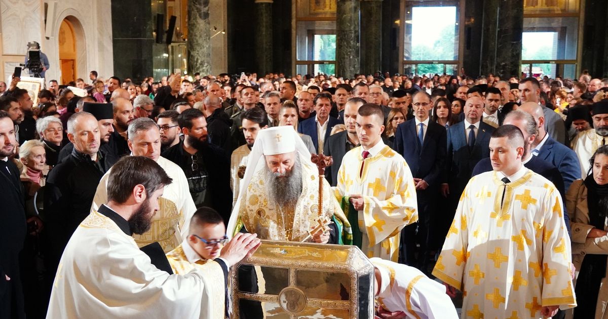 Belgrad'daki Aydınlık Yürüyüş Patriarh Porfirije'nin İdaresi Altında, Matematik Lisesi Öğrencisi Onur Krizi Taşıyor