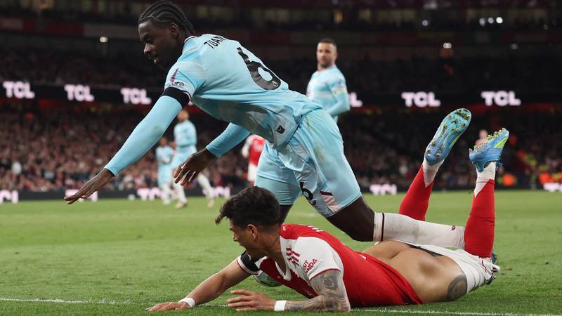 Arsenal Kazandı, Hincapié Gömleğini Kaybetti